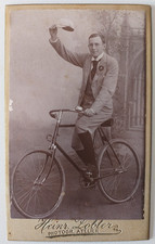 Foto CDV - Greifswald Markt-Strasse 11 Mann Fahrrad Mode Kultur , 170226-4