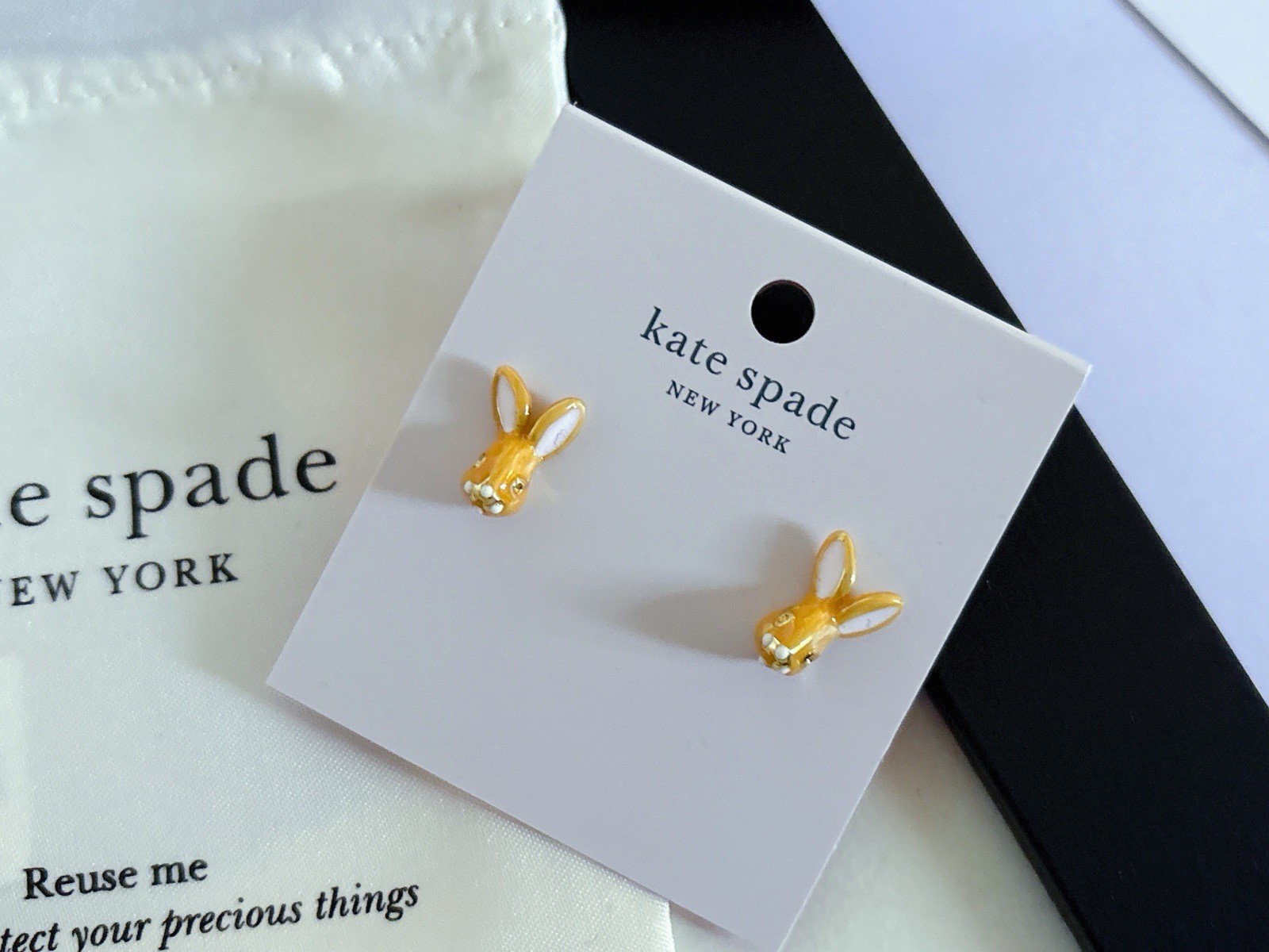 Boucles d'oreilles lapin Kate Spade, un cadeau de Pâques original en émail doré