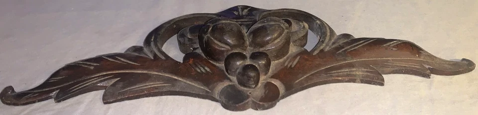 Antiguo frontón de nogal negro tallado de 16 3/8" ornamentado Foto 2 de 3