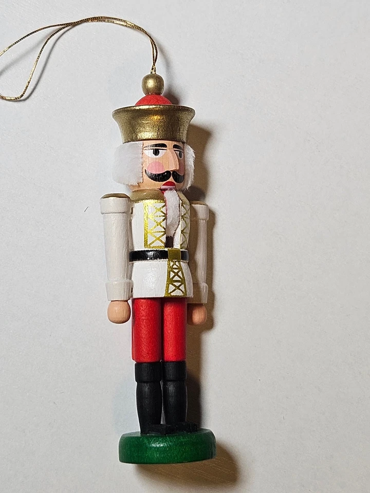 VGU * ULBRICHT ERZGEBIRGE  - Christbaumschmuck kleiner Nußknacker 9,5cm hoch - Bild 2 von 3