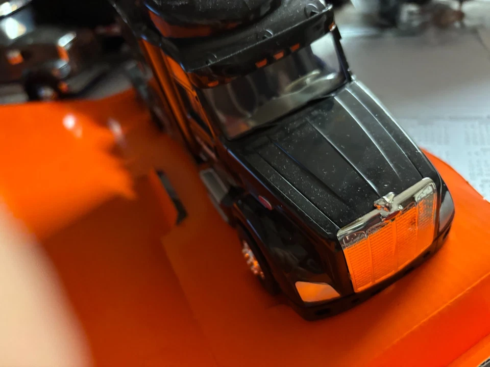 1/32 ERTL PETERBILT 579 DAY CAB SEMI TRACTOR, NO PACKAGING # B 532 - Image 2 of 4