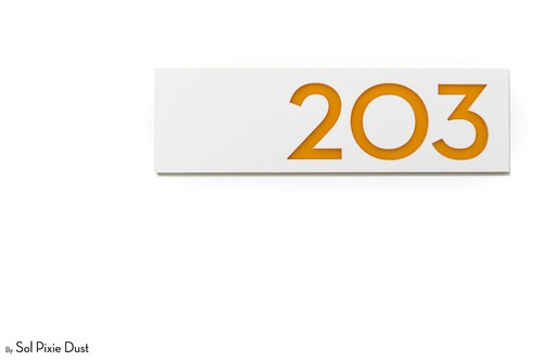 Etichetta Numeri Porta Appartamento Moderna, Acrilico Bianco con Supporto Acrilico Giallo - Foto 8 di 13