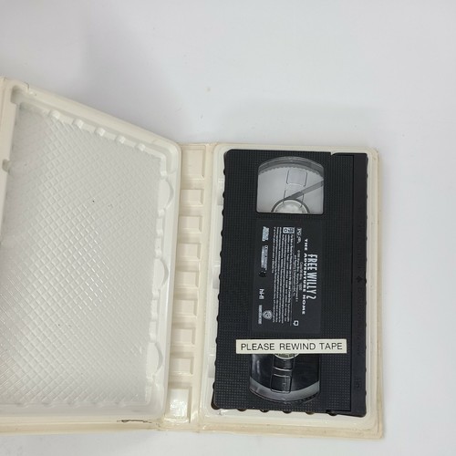 Free Willy, Free Willy 2 and 3 (VHS, Clamshell) - Picture 4 of 8