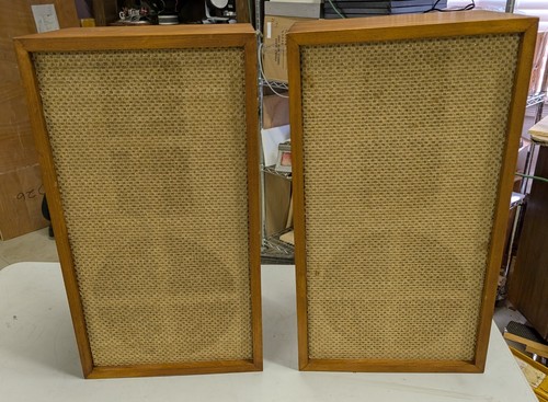 Acoustic Research AR-2 Speakers Pair Wood Cabinet sound good!
