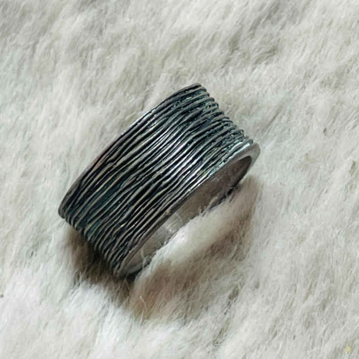 Anillo ancho de plata de ley con acabado oxidado de corteza de árbol rústico tamaño 5,25 a 5,5