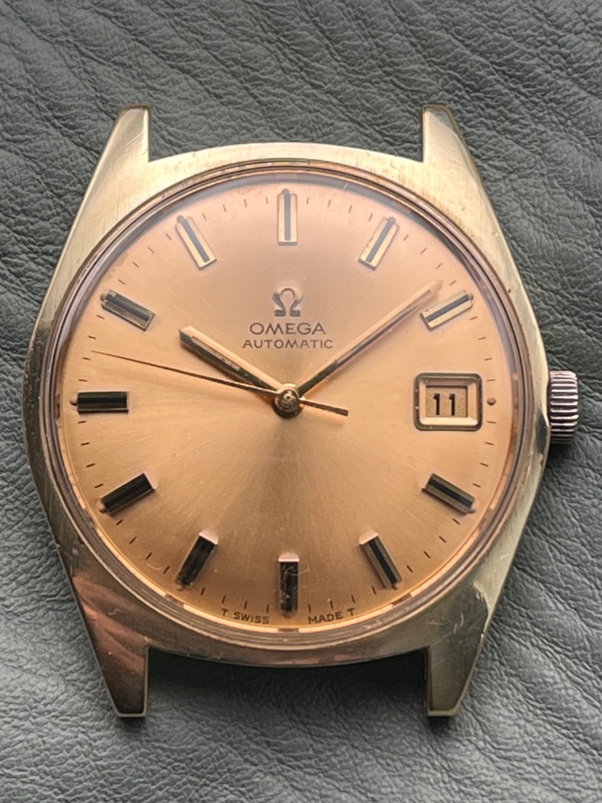 TOP RUNNING WRISTWATCH. GOLD OMEGA VINTAGE AUTOMATIC MANS STEEL BACK PLATED - vintagewatches.pk