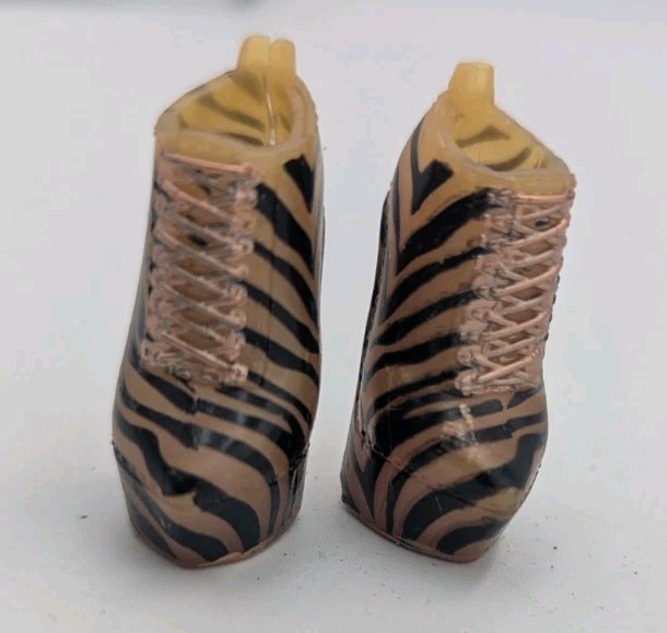 LOL Sorpresa OMG Botines a Rayas Cebra con Acentos de Cadena Dorada Zapatos para Muñeca