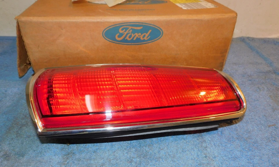 Lincoln Mark VII 1984-1990 cupé NOS RH lámpara trasera lente bisel montaje Foto 2 de 4