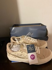 BRAND NEW WOMEN'S SIZE 5.5 UNIVERSAL THREAD GOLD BRITTIN SNEAKERS NEW IN BOX