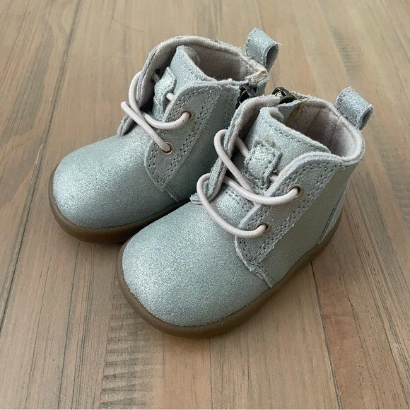 UGG Kirtjan 金属色 Chukka 靴子 银色 金色 婴儿 尺码 0/1 — 第 3/4 张图片