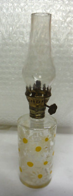 VINTAGE SMALL CLEAR CHIMNEY LAMPLIGHT FARMS OIL LAMP DAISIES 9'' TALL O594-21