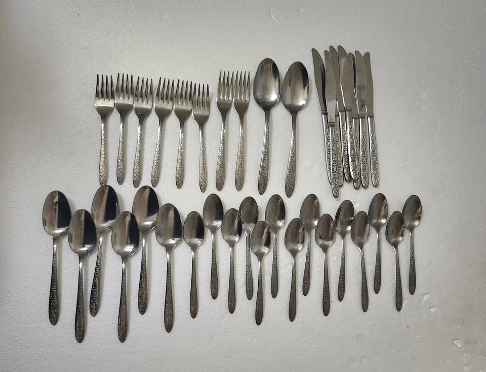 Cubiertos de acero inoxidable Superior International Silver Daphne 38 piezas Foto 2 de 3