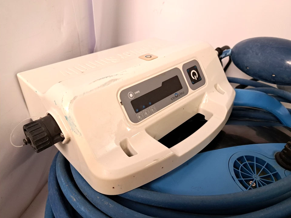 Limpiador robótico de piscinas Dolphin Nautilus CC Plus con filtros de manguera de banco de energía Foto 2 de 4