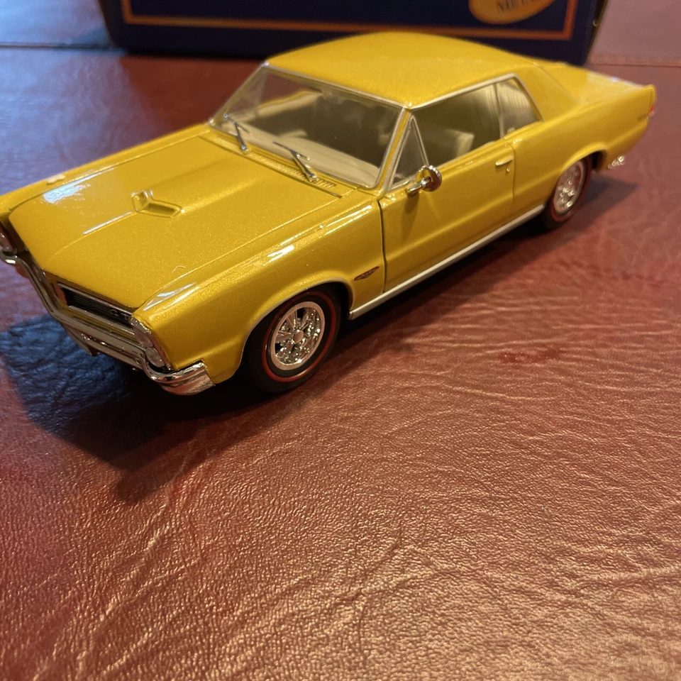 WELLY 1:26 1965 PONTIAC GTO AMERICAN MINT DIE CAST CAR W INSERT/BOX/CERTIFICATE - Image 3 of 4