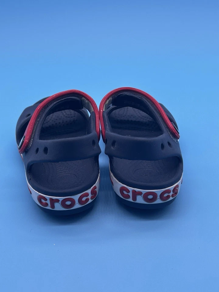 Sandalia Crocband™ para niños - Raya roja azul marino blanca. Gancho y bucle talla C9 de EE. UU. Foto 4 de 4