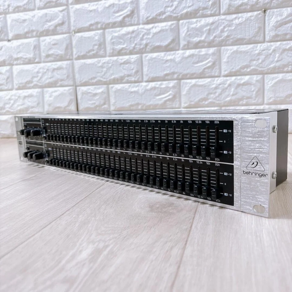 Behringer ULTRAGRAPH PRO FBQ3102HD 2-Channel 31-Band Graphic EQ - Image 2 of 4