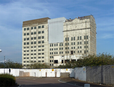 FOTO LONDON MILLENNIUM MILLS MILL ROAD (1) EIN BEMERKENSWERTES WAHRZEICHEN WOHL EBENSO VIEL