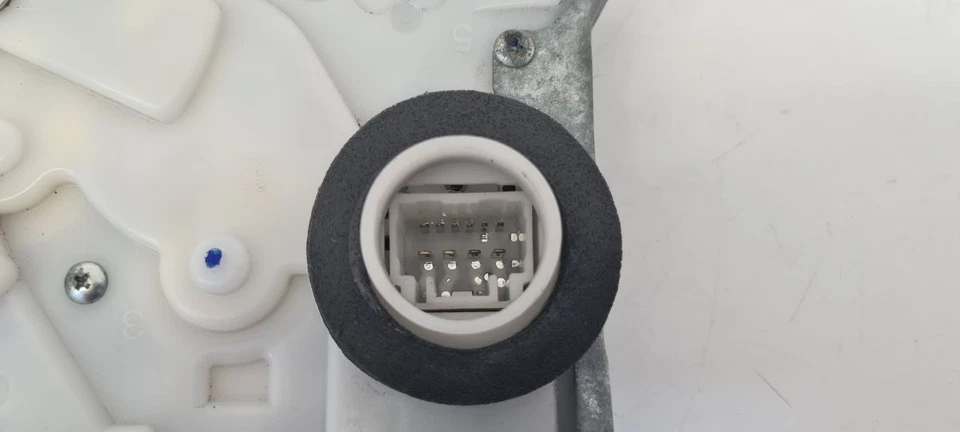 TOYOTA PRIUS MK3 2008-2023 LEFT FRONT CENTRAL LOCKING MOTOR ASSEMBLY 6904047070 - Image 4 of 4