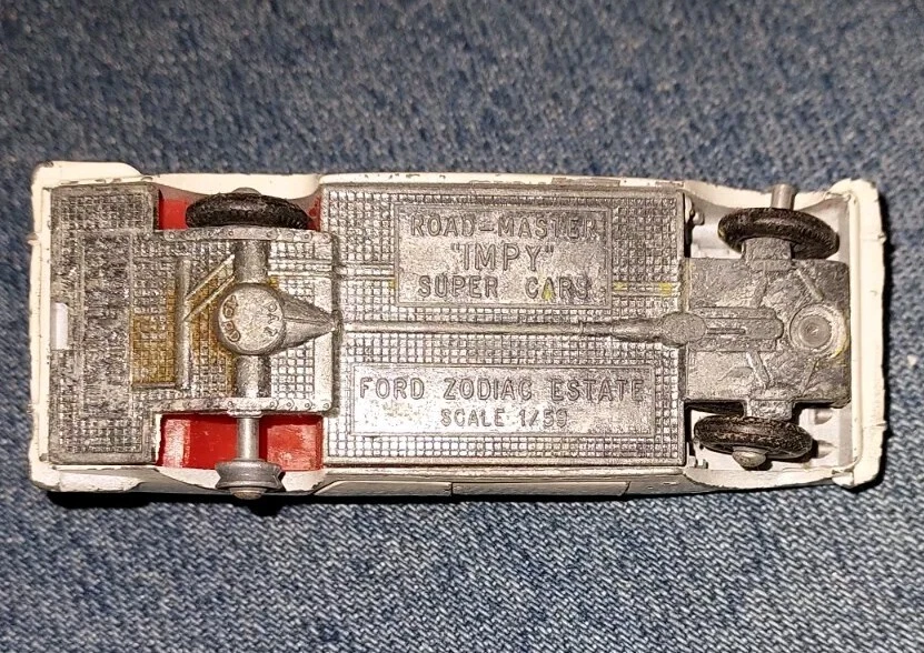 Coche de policía vintage angustiado estrella solitaria Impy Road Master Ford Zodiac Estate Foto 2 de 4