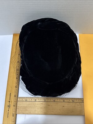 Vintage Reggi Of Wilshire Sauve Muskegon Black Velvet Hat  display picture 3