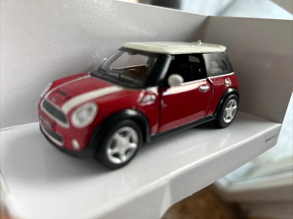 MAISTO MINI COOPER S. PULLBACK SCALA 1/36 Rossa Tettuccio Bianco - Immagine 4 di 4