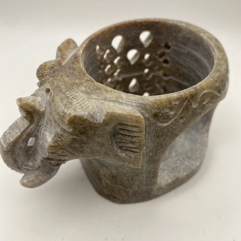 Queimador de óleo intrincado esculpido à mão pedra-sabão elefante chá leve 4,25x3,5” Índia - Imagem 4 de 4