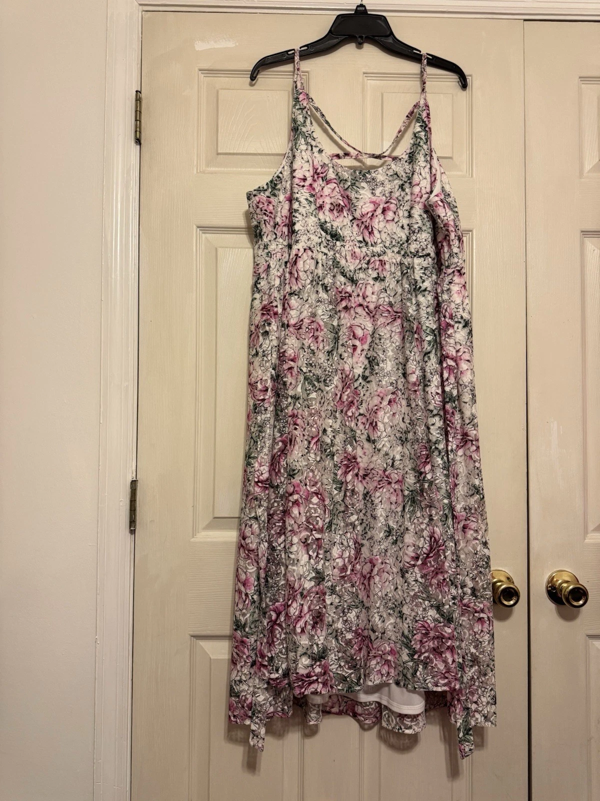 Floral Sleeveless Sundress w/Adjustable Straps & Pockets. Dress Is Lined
Opens in a new window or ta