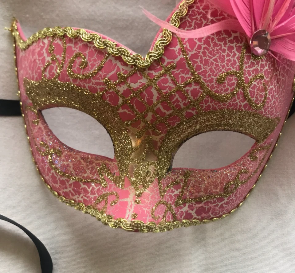 ¡¡HERMOSO!! Máscara de mascarada rosa con lentejuelas doradas y emplumadas ¡con lazos de cinta!! Foto 2 de 4