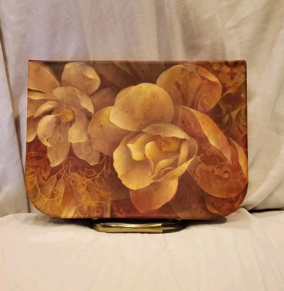 Caja de almacenamiento de maleta de cartón Richard Lane con mango de metal y broche fotos escritorio Foto 2 de 4