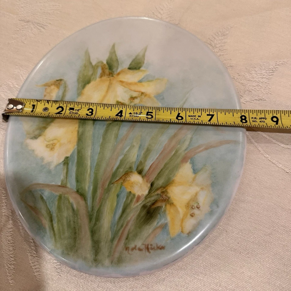 Placa de porcelana pintada a mano con diseño de narciso. Foto 4 de 4