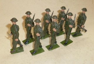 A GROUP OF BRITAINS' VINTAGE LEAD KHAKI INFANTRY WITH SLUNG RIFLES 54mm