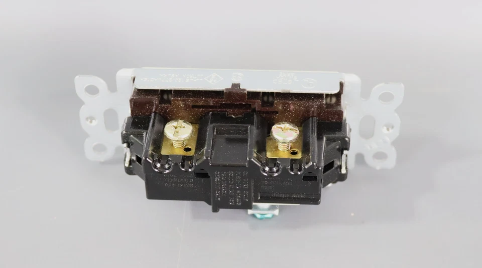 Lutron 01601 - CLARO ACC Single Pole Switch 15A - Изображение 4 из 4