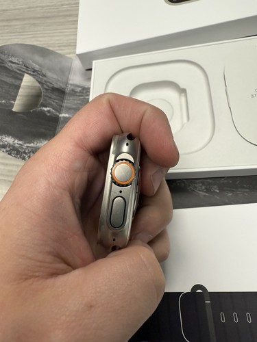 Apple Watch Ultra 49mm Titanium - Cracked Back Glass (Fully Functional) Cellular - Photo 8 sur 13