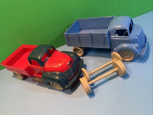 MARX FREIGHT TERMINAL PLAYSET  2 TRUCKS + xtra set gray wheels STATION vtg