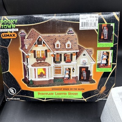 NEW LEMAX Spooky Town Halloween Spookiest House On The Block 2003 Lighted 35785A