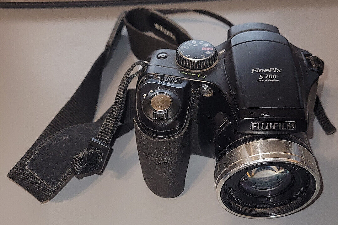 Fujifilm FinePix S700 10x Optical Zoom 7.1 Mega Pixel Digital Camera w