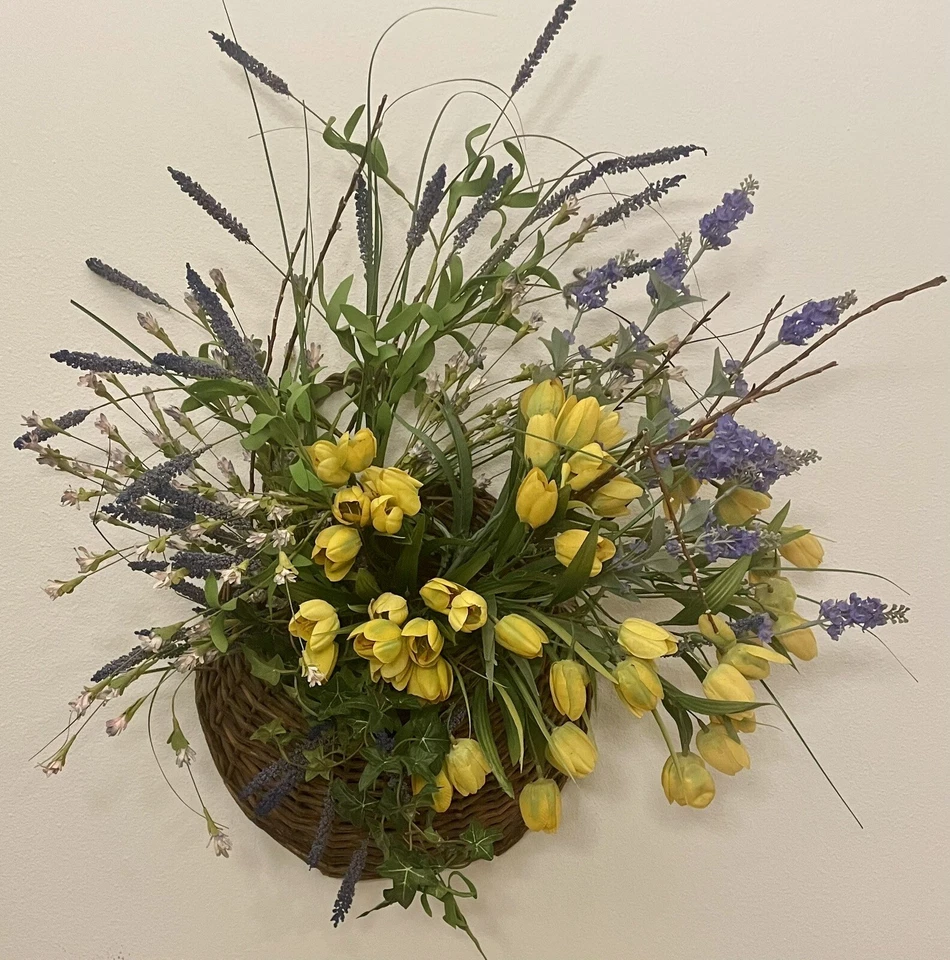 "Cesta de pared colgante de flores artificiales de lavanda y tulipanes amarillos hecha a mano 25""" Foto 4 de 4