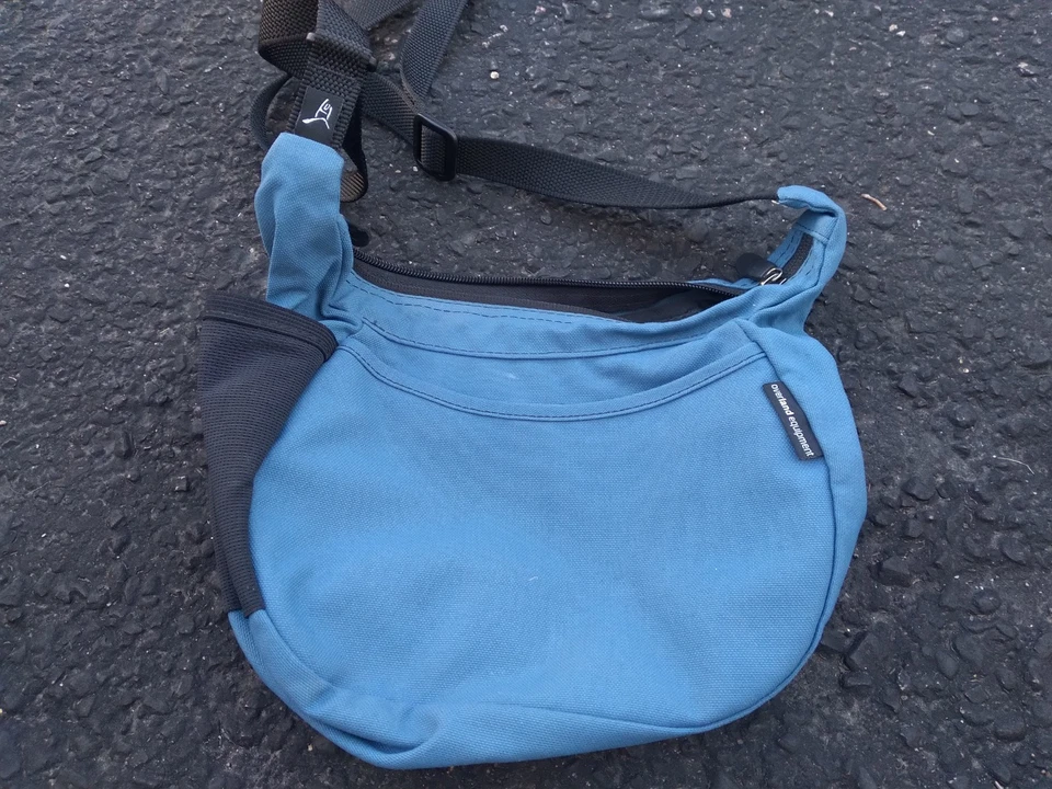 Riñonera Overland azul ajustable para adultos Foto 2 de 4