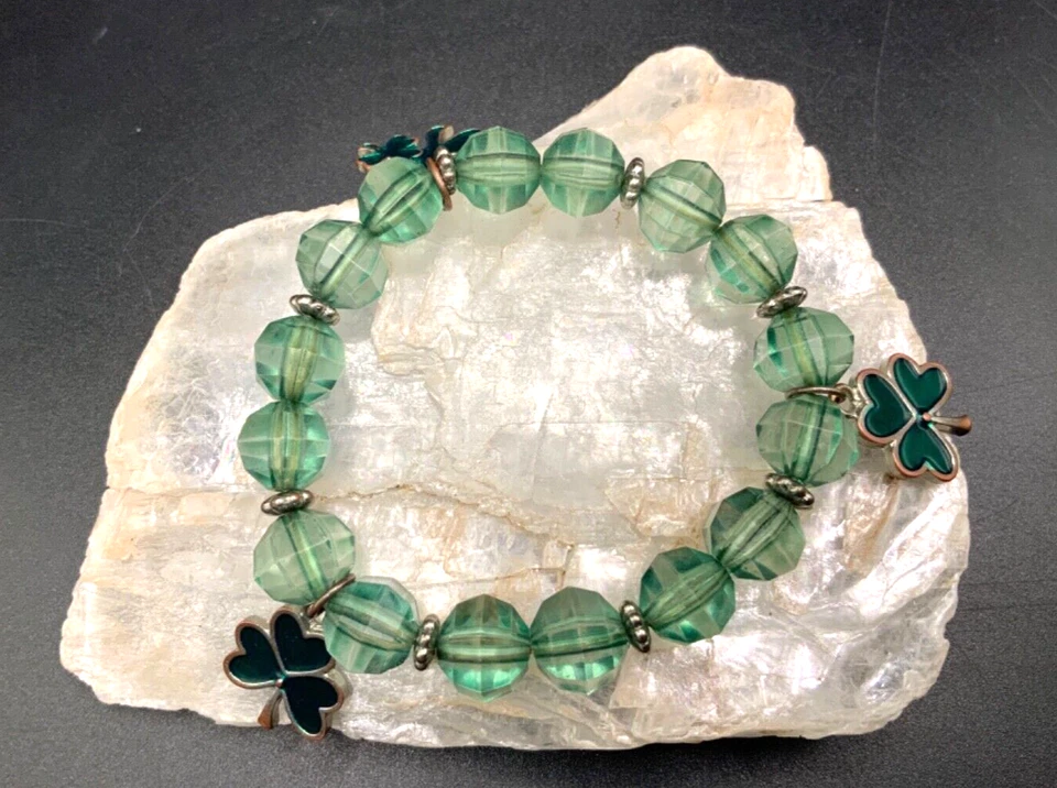 多面绿色丙烯酸水晶弹力三叶草小饰品手链圣帕特里克爱尔兰 — 第 4/4 张图片