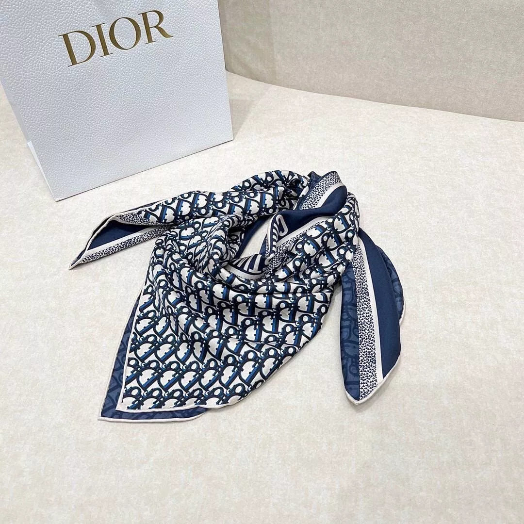 Foulard carré Christian Dior très confortable 100% soie. Taille 90/90