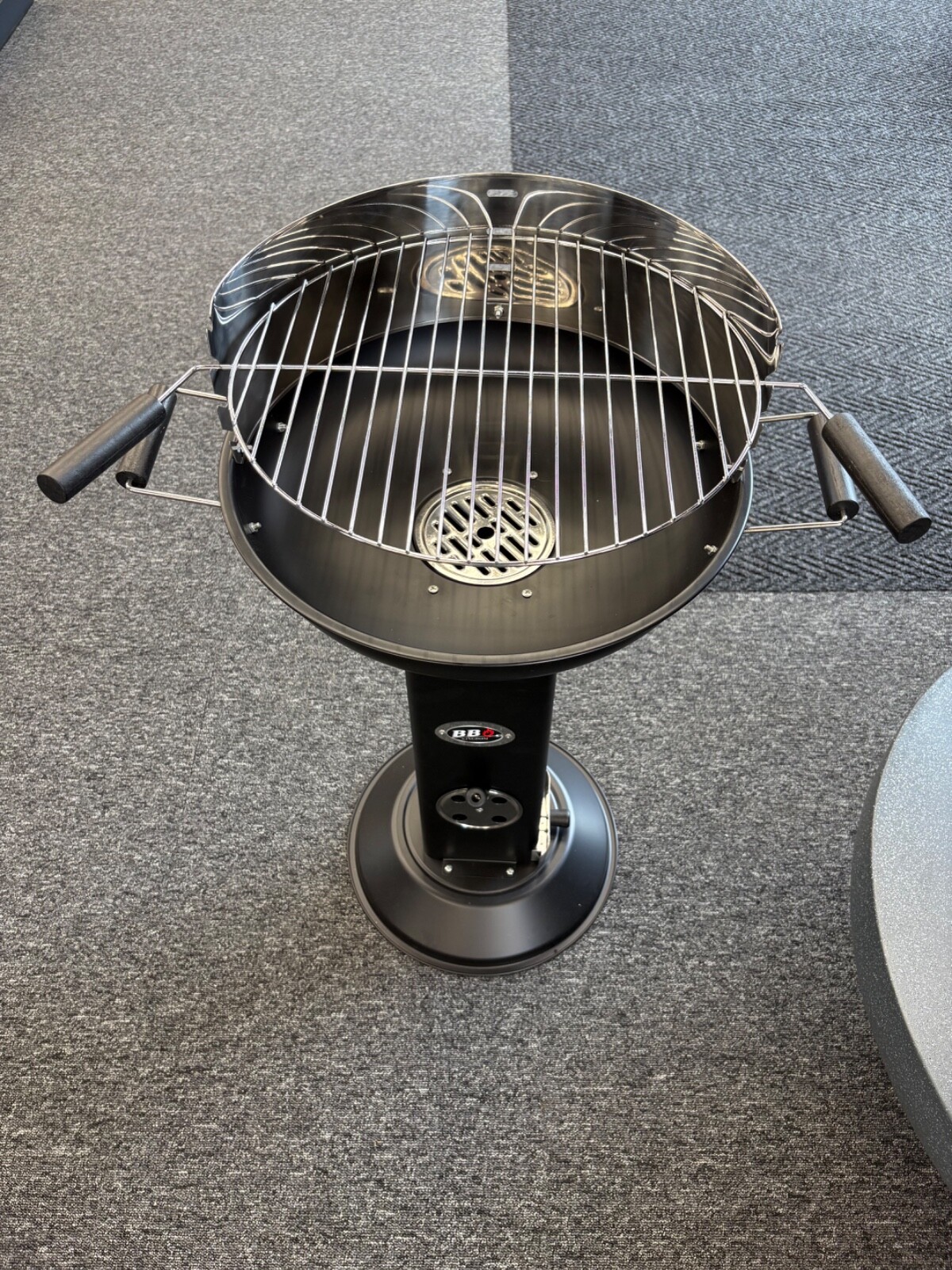 🔥 Pedestal Charcoal BBQ Grill with Chrome Cooking Grate & Vented Base – Compact