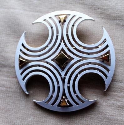 Vtg Gestempelt Trifari Crown Goldfarbig Weiß Emaille Runde Form Pin Brosche