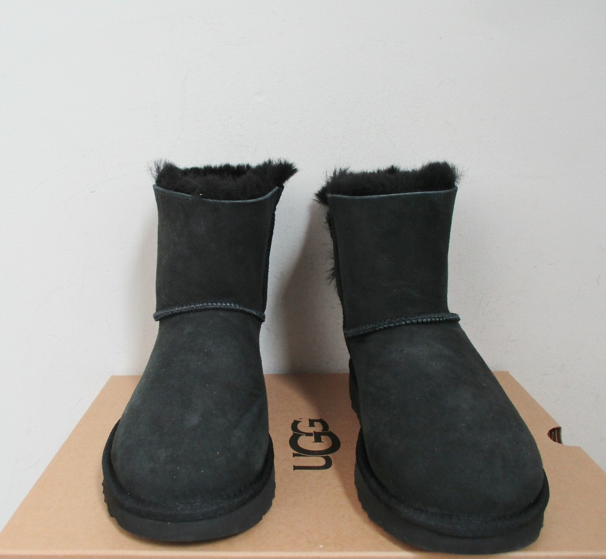 数限定!!SALE!!【UGG】CLASSIC HERITAGE BOW☆リボン☆ブラック UGG Women's CLASSIC HERITAGE BOW Boot 6US BLACK Suede NWOB