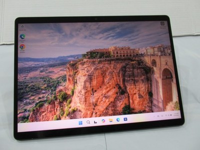 Microsoft Surface Pro 9: 13'' Touchscreen Tablet Intel Core i5/8GB RAM/256GB SSD