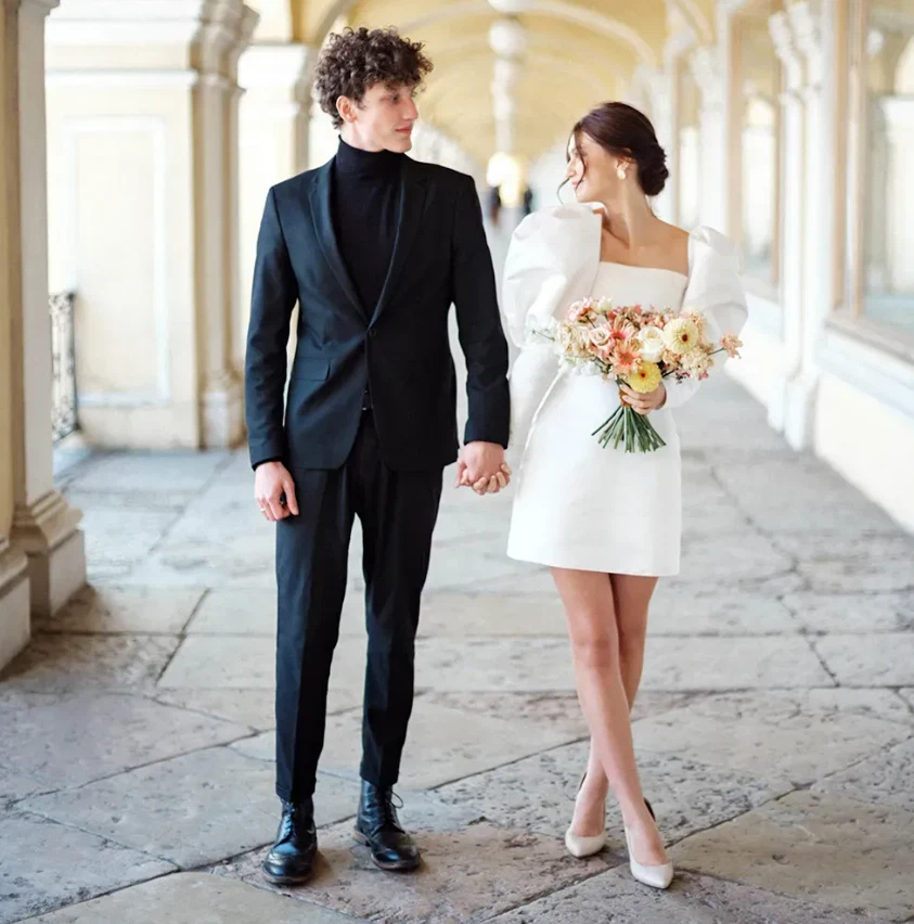 Mini vestidos de novia personalizados de manga larga línea A para mujer blancos cortos satinados Foto 3 de 4