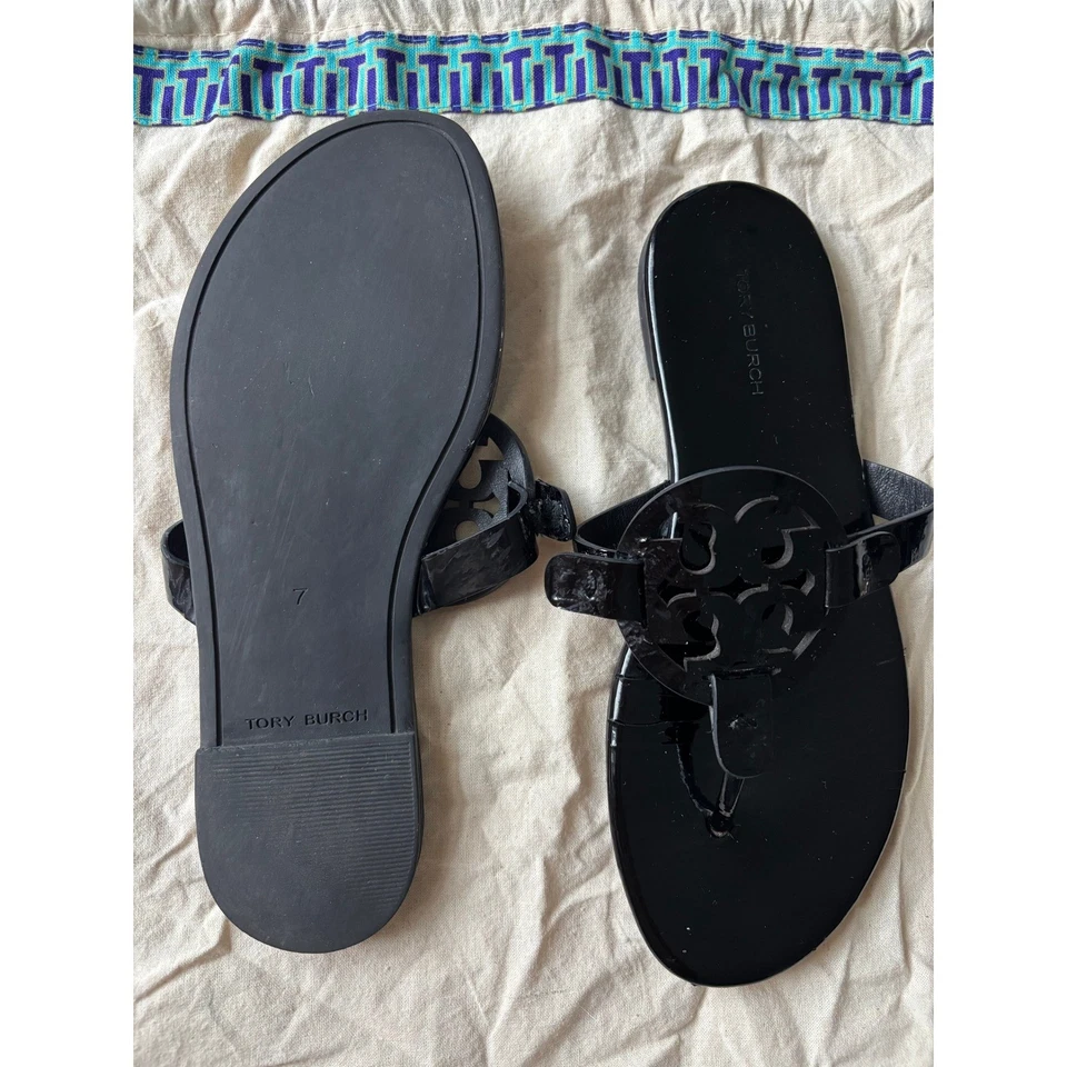 Sandalias Tory Burch Miller Talla 7 Logo Negro Charol Tanga Chanclas Planas Foto 4 de 4