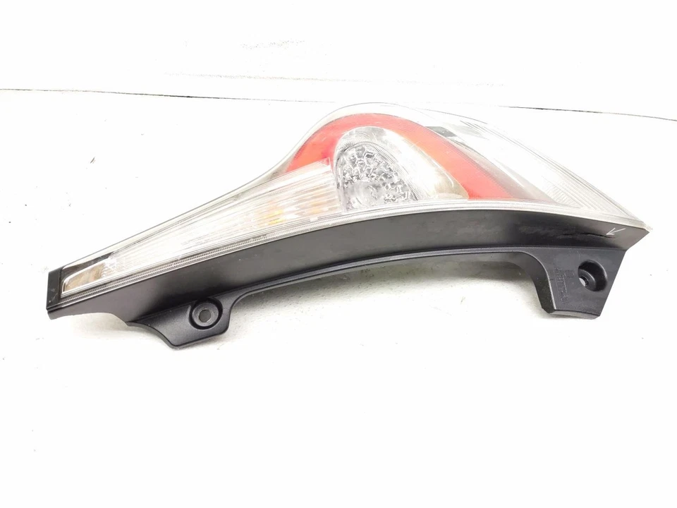 Toyota Prius C 2018-2019 pasajero trasero cuarto panel lámpara trasera un área agrietada Foto 4 de 4