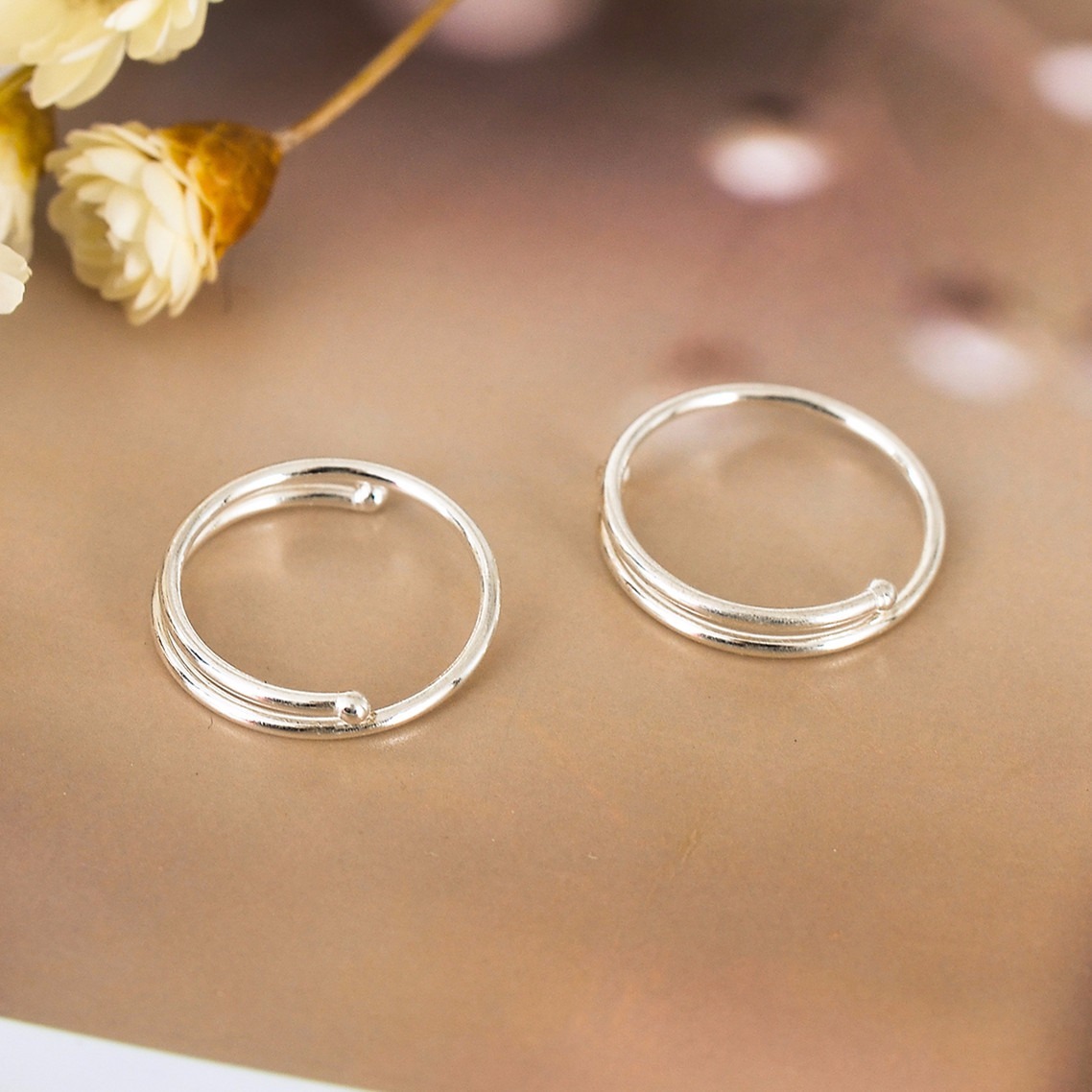 Reiss - Oliva Plain Huggie Hoop Earrings In Silver Tone At Nordstrom - Foto 10