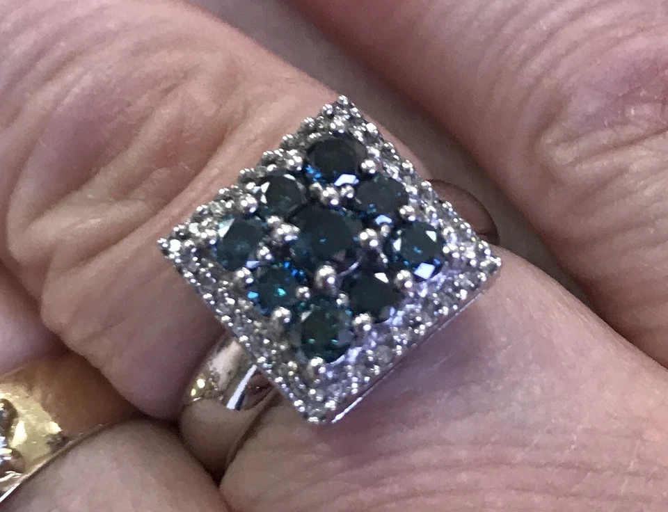 Anillo con racimo de diamantes azules y blancos de oro blanco de 14K Foto 4 de 4