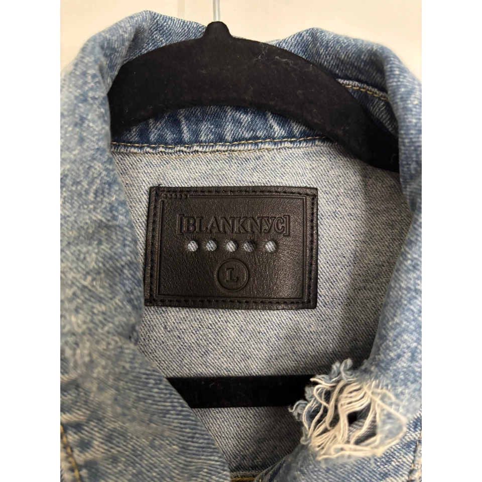 Chaqueta de mezclilla Blank NYC para mujer grande azul Jean con tachuelas desgastado algodón de gran tamaño Foto 3 de 4